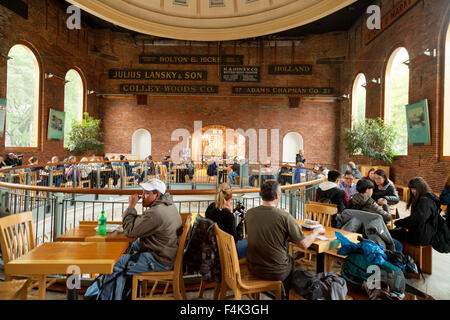 Boston Quincy Market; i clienti a bere e mangiare nel ristorante la rotonda, Quincy Market, Boston, Massachusetts, STATI UNITI D'AMERICA Foto Stock