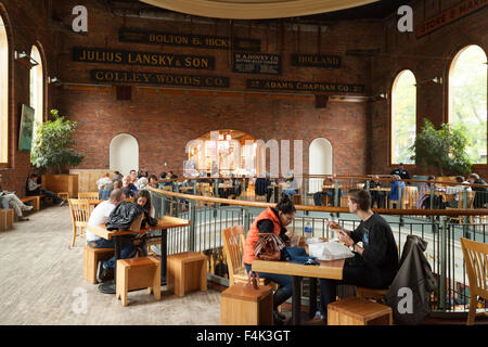 I clienti di mangiare e bere nel ristorante la rotonda, Quincy Market, Boston, Massachusetts, STATI UNITI D'AMERICA Foto Stock