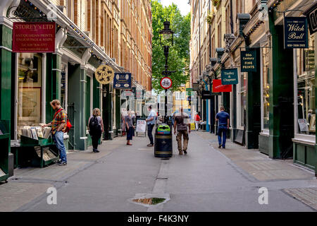 Il Cecil Court tra St Martins Lane e il Charing Cross Road a Londra home a uno specialista di venditori di libri, stampe e mappe Foto Stock