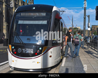 Dh la fermata del tram di York Place Edinburgh Edinburgh tram dello sbarco di passeggeri alla stazione del tram moderna piattaforma uk Foto Stock