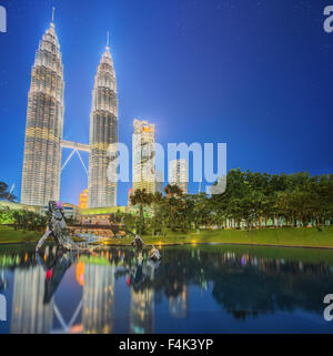 Moderna architettura asiatica, grattacieli e il più alto edificio della Malaysia Foto Stock