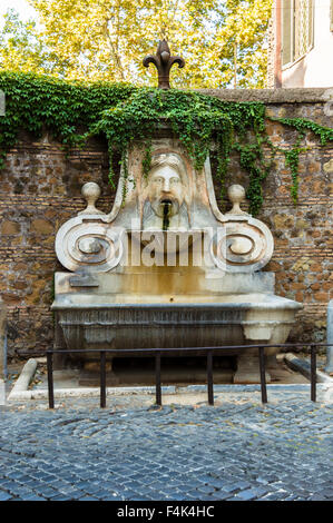 Roma, Italia - 7 Agosto 2015: Fontana barocca del Mascherone in via Giulia Foto Stock