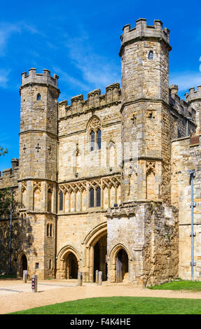 Il 14thC gatehouse all Abbazia di Battle, sito della battaglia di Hastings, 1066 Battaglia di Hastings Abbey e campo di battaglia, e Sussex, Regno Unito Foto Stock