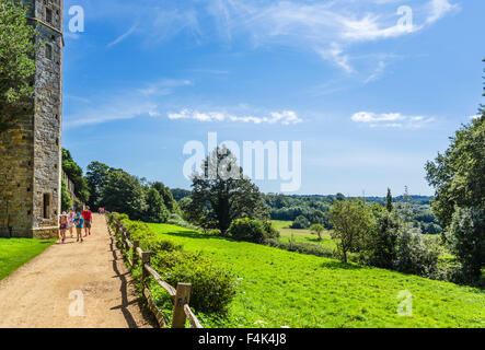 Il percorso al fianco di Abbazia con il sito della battaglia di Hastings a destra, 1066 Battaglia di Hastings, Abbey & Battlefield, Sussex, Regno Unito Foto Stock