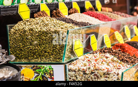 Spezie e tisane sul mercato egiziano di Istanbul Foto Stock