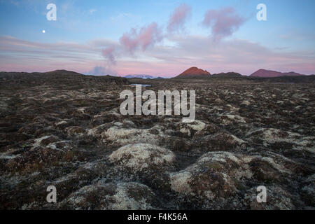 Alba luna su moss-coperto dalla lava vulcano Krafla, Myvatn, Nordhurland Eystra, Islanda. Foto Stock