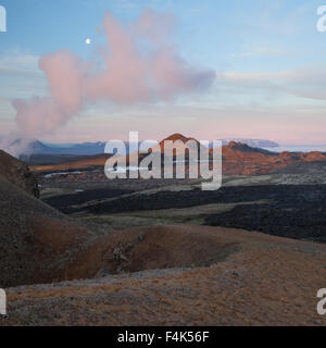 Alba luna sopra le braci campo di lava a Leirhnjukur, vulcano Krafla, Myvatn, Nordhurland Eystra, Islanda. Foto Stock