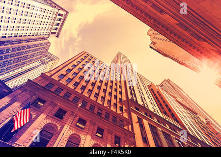 In stile vintage grattacieli di Manhattan al tramonto, NYC, Stati Uniti d'America. Foto Stock