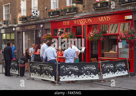 Persone di bere al di fuori del Shaston Arms pub di Soho, Londra England Regno Unito Regno Unito Foto Stock