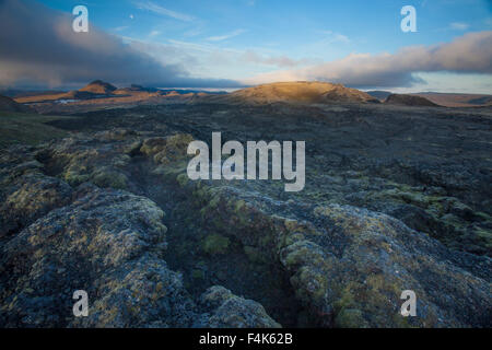 Alba moon over Leirhnjukur campo di lava, vulcano Krafla, Myvatn, Nordhurland Eystra, Islanda. Foto Stock