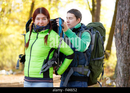 Donna sul viaggio escursionistico con uomo Foto Stock