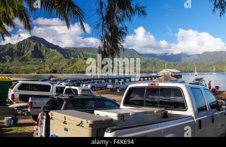Veicoli parcheggiati vicino al molo di Hanalei su Kauai Foto Stock
