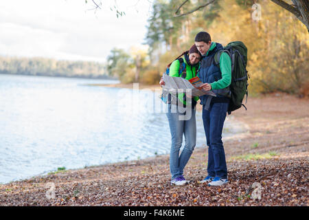 Donna e uomo che guarda la mappa Foto Stock