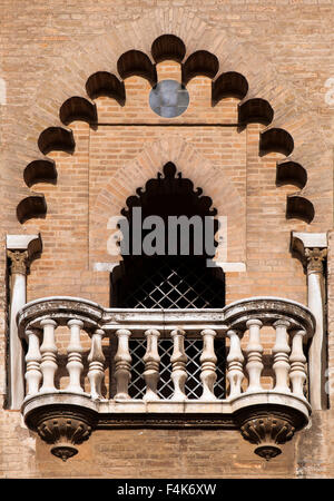 Balcone decorativo di una torre medievale a Siviglia, Spagna Foto Stock