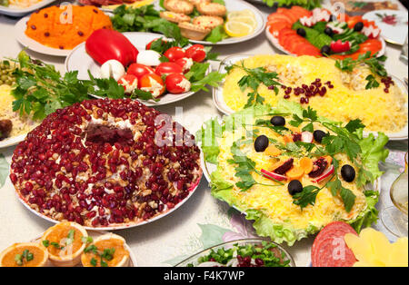 Close-up della cena di festa tabella con vari tipi di insalate Foto Stock
