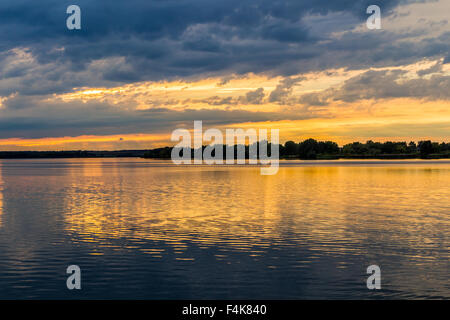 Tramonto con drammatica sky oltre nove Mlyny lago, Mikulov, Repubblica Ceca Foto Stock