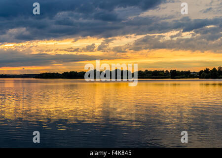 Tramonto con drammatica sky oltre nove Mlyny lago, Mikulov, Repubblica Ceca Foto Stock