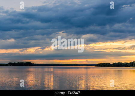 Tramonto con drammatica sky oltre nove Mlyny lago, Mikulov, Repubblica Ceca Foto Stock