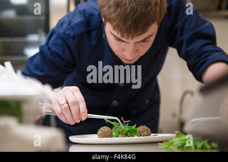 Closeup uomo la farcitura di prodotti alimentari Foto Stock