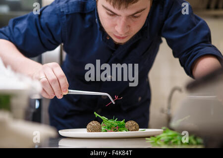 Closeup uomo la farcitura di prodotti alimentari Foto Stock