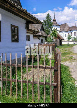 Il Museo di Liptov villaggio con case e chiesa in background, Slovacchia Foto Stock