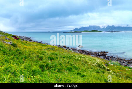 Casa isolata su nuvoloso estate spiaggia Ramberg Ramberg (Norvegia, Isole Lofoten). Foto Stock