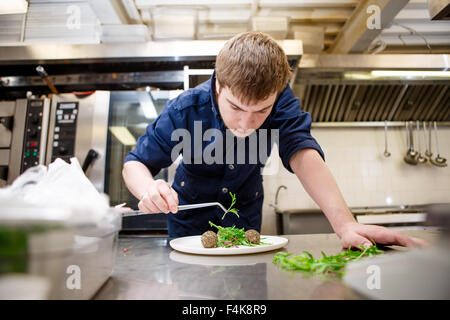 Closeup uomo la farcitura di prodotti alimentari Foto Stock