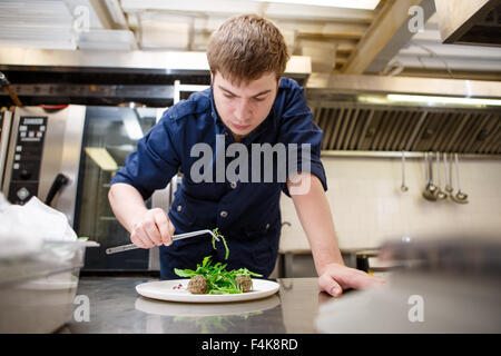 Closeup uomo la farcitura di prodotti alimentari Foto Stock