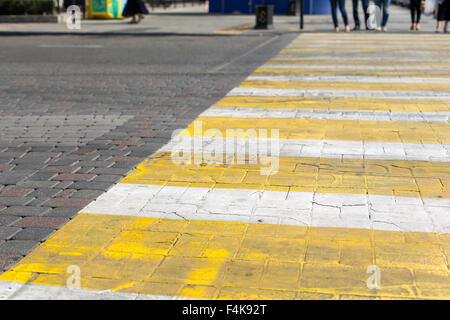 Crosswalk linee gialle sulla strada- strada pedonale area di intersezione Foto Stock