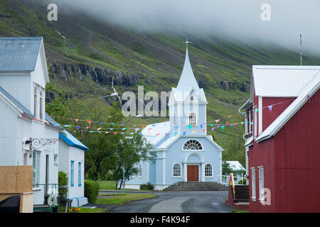 Chiesa tradizionale nel villaggio di Seyðisfjörður Affitto, Austurland, Islanda. Foto Stock