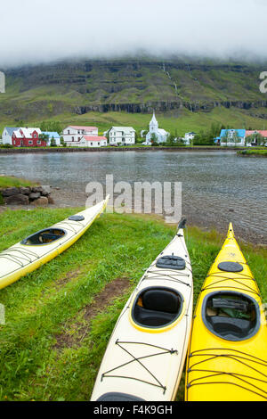 Kayak da mare sulla spiaggia di Seyðisfjörður Affitto, Seyðisfjörður Affitto villaggio, Austurland, Islanda. Foto Stock
