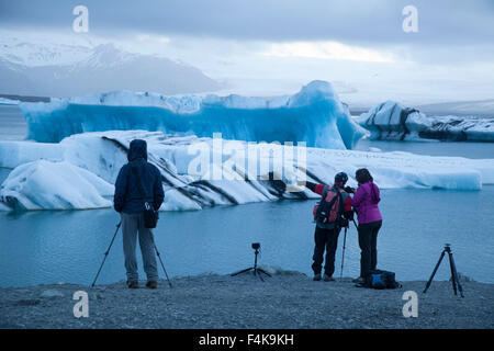 Fotografi sulla riva di Jokulsarlon laguna glaciale, Vatnajokull National Park, Sudhurland, Islanda. Foto Stock