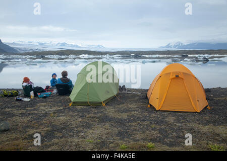 Famiglia campeggio accanto Fjallsarlon laguna iceberg, Vatnajokull National Park, Sudhurland, Islanda. Foto Stock