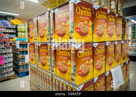 Un display di scatole di General Mills dado miele Cheerios cereali per la prima colazione in un supermercato a New York sabato 10 ottobre, 2015. (© Richard B. Levine) Foto Stock