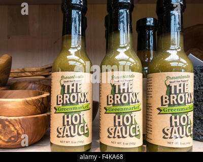 Bottiglie di 'Bronx' Brand salsa calda, Visitor Center Shop, New York Giardino Botanico, Bronx, NY, STATI UNITI D'AMERICA Foto Stock