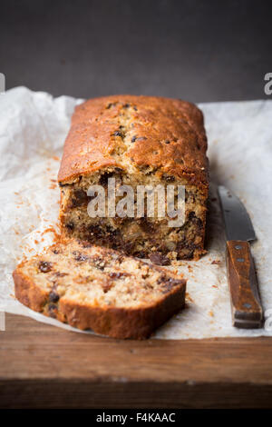 Una nuova forma di pane casalingo di banana noce e scaglie di cioccolato pane Foto Stock