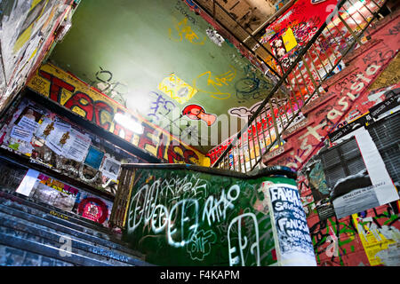 Berlino, 8 gennaio: La Kunsthaus Tacheles, precedentemente un department store nel quartiere ebraico di Berlino. Dopo che serve come un nazista Foto Stock