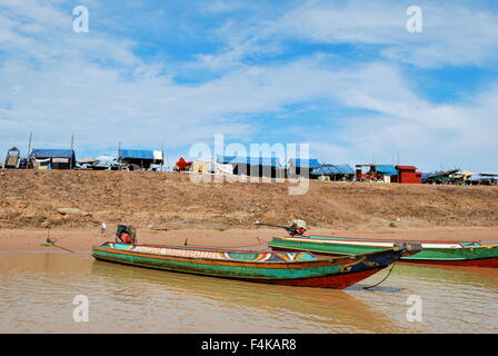 Piccole barche da pesca sul fiume Tonle Sap, Cambogia Foto Stock