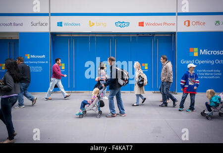 Passante a piedi passato presto per essere aperto flagship Microsoft store sulla Quinta Avenue, visto su Venerdì, Ottobre 16, 2015. Il negozio è in programma di aprire il 26 ottobre.(© Richard B. Levine) Foto Stock