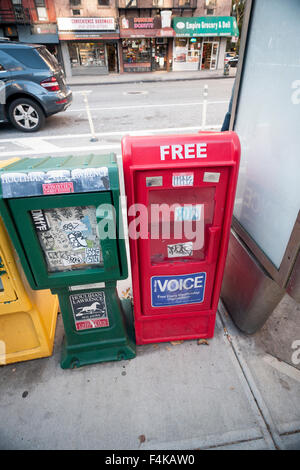 Una voce del villaggio di scatola di distribuzione è visto con altri giornali scatole in New York lunedì, 12 ottobre 2015. La voce Media Group ha venduto loro omonimo settimanale a ad una società controllata da Pietro Barbey della lettura Eagle Società per una somma segrete. Il Vv è stata fondata nel 1955 e VMG acquistò nel 2005. (© Richard B. Levine) Foto Stock