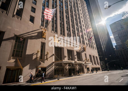 Il famoso Waldorf-Astoria Hotel su Park Avenue a New York domenica 18 ottobre, 2015. Dopo l'hotel vendita ai cinesi la compagnia di assicurazione Anbang Insurance Group Co. Ltd. Il governo federale non è più con l'hotel a causa dei timori di sorveglianza. (© Richard B. Levine) Foto Stock