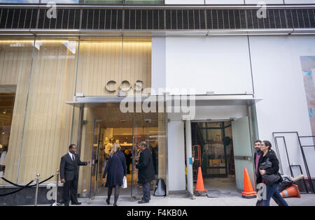 Gli amanti dello shopping all'apertura del negozio cos a sinistra, con l'incompiuta & altre storie store direttamente a New York venerdì, 16 ottobre 2015. La COS store è un marchio gemello di H&M vendita di donna moda della migliore qualità e leggermente più costoso di H&M. Lo store occupa lo spazio di un ex H&M e condividerla con un altro H&M, marca & altre storie che sarà aperto entro la fine del mese. (© Richard B. Levine) Foto Stock