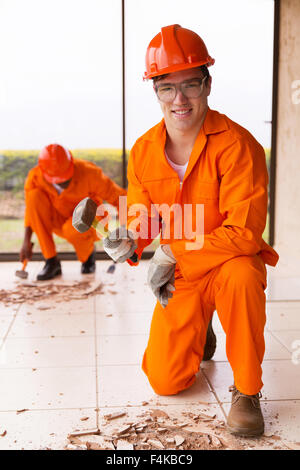 Ritratto di lavoratore edile tenendo un martello Foto Stock