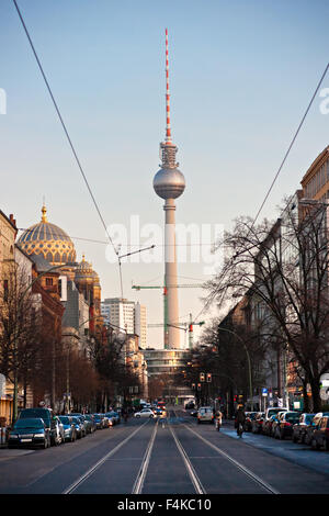 La torre della televisione e la moschea di Berlino, Germania. Foto Stock