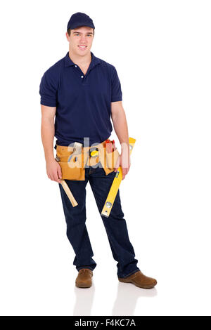 Giovani builder tenendo un livello isolato su bianco Foto Stock