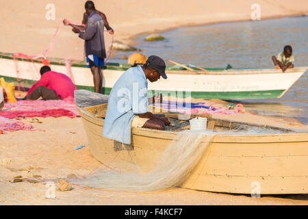 I pescatori locali riassettavano le reti da pesca, Kaya Mawa, Likoma Island, il Lago Malawi Malawi, sud-est Africa Foto Stock
