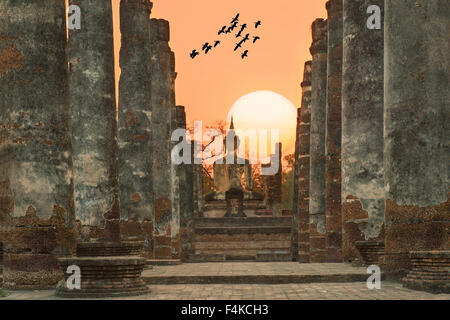 Statua del Buddha al Wat Mahathat in Sukhothai Historical Park,Thailandia Foto Stock