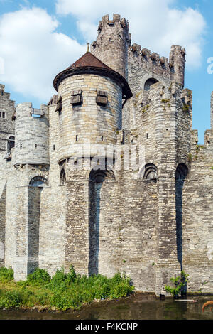 Il Gravensteen, castello medievale costruito nel 1180 dal conte Filippo di Alsazia, Gand, Belgio Foto Stock