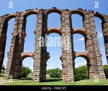 Verticale vista panoramica di acquedotto romano Los Milagros, Merida, Spagna. Il lato est Foto Stock