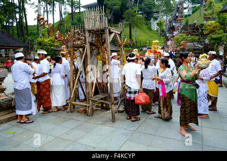 Balinese non identificato per rendere la preparazione per pregare durante la cerimonia religiosa al famoso tempio. Foto Stock
